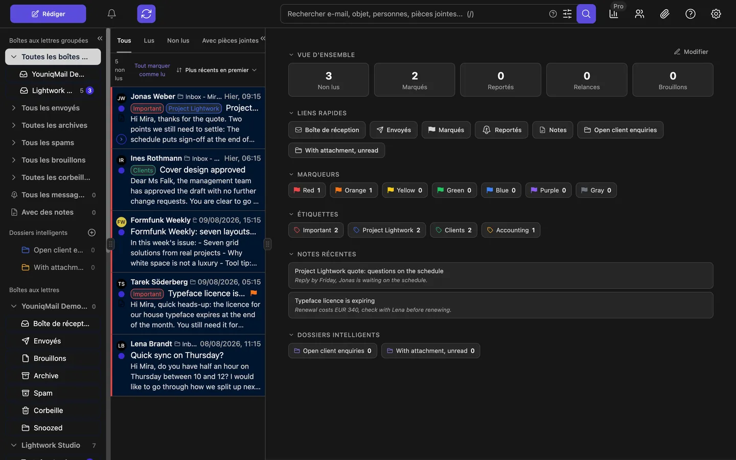 La barre latérale de YouniqMail avec les boîtes de réception groupées, les dossiers intelligents et les dossiers de chaque compte, à côté la liste des messages et le tableau de bord avec étiquettes et marqueurs
