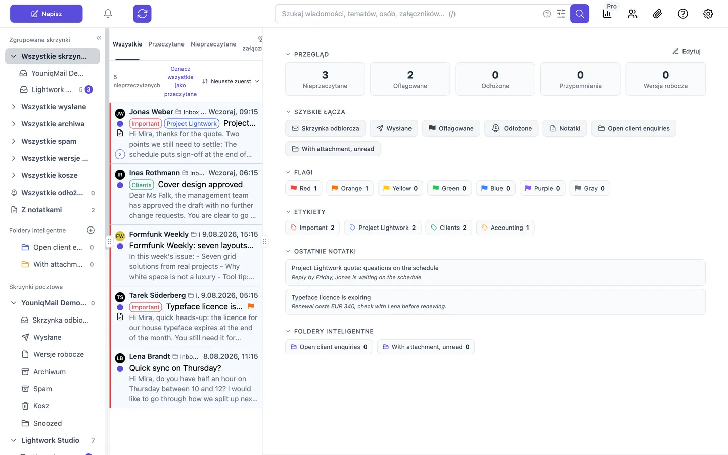 Główne okno YouniqMail: po lewej pasek boczny ze zgrupowanymi skrzynkami, folderami inteligentnymi i kontami, pośrodku lista wiadomości, po prawej panel z przeglądem, szybkim dostępem, flagami i notatkami