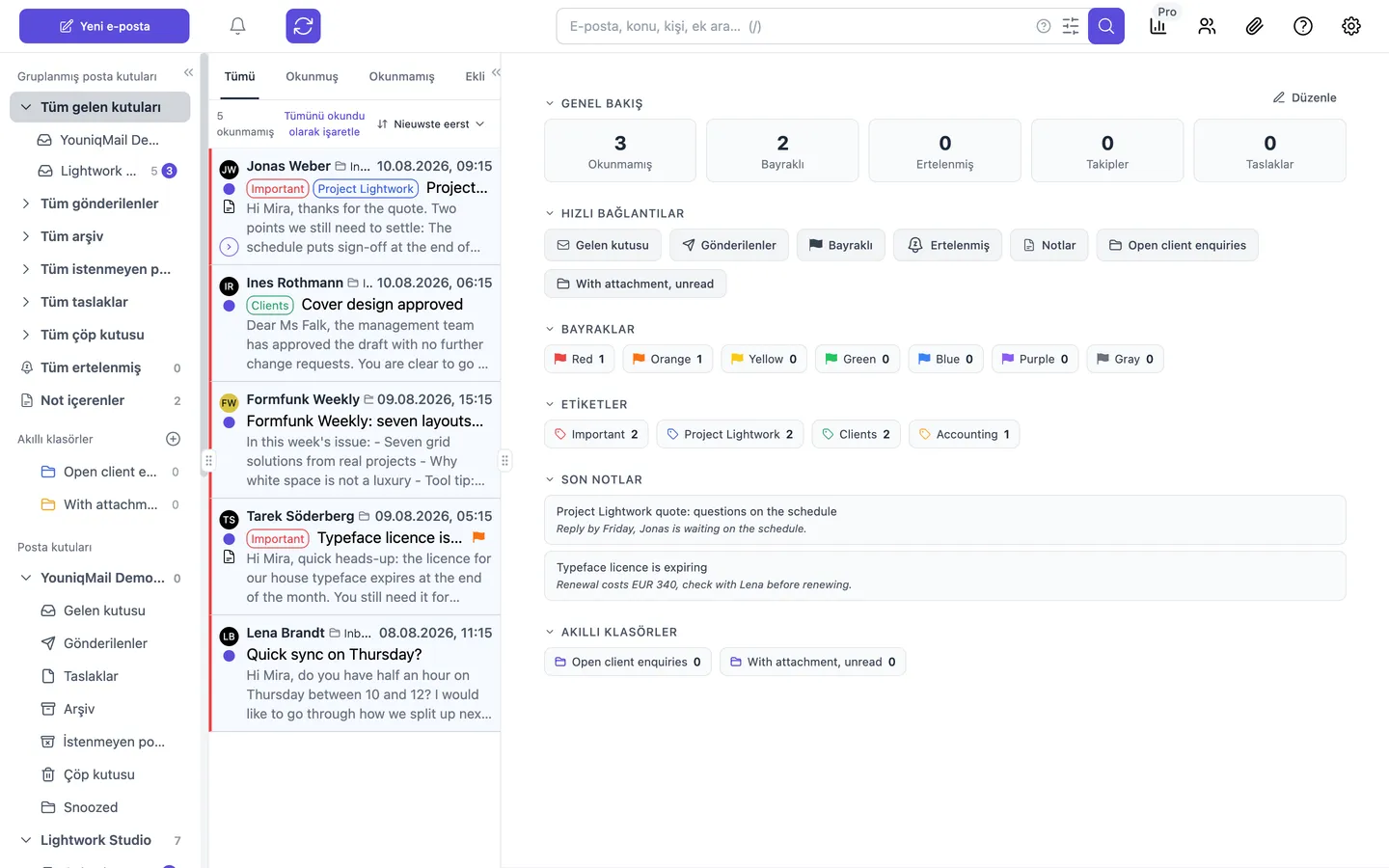 YouniqMail'in ana penceresi: solda gruplandırılmış posta kutuları, akıllı klasörler ve hesaplarla kenar çubuğu, ortada e-posta listesi, sağda genel bakış, hızlı erişim, bayraklar ve notlarla pano