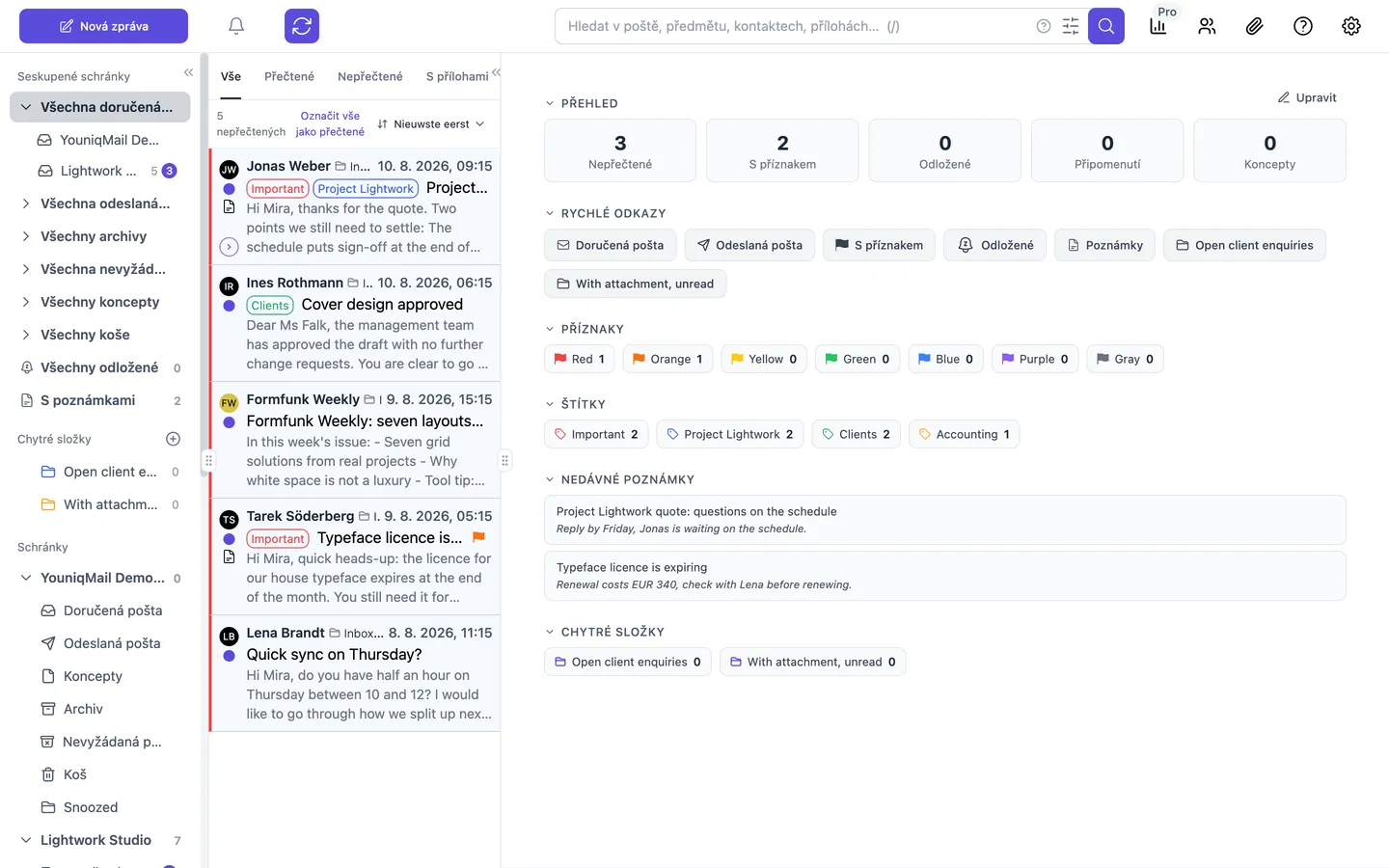 Hlavní okno: postranní panel se seskupenými schránkami a chytrými složkami, seznam zpráv, přehled