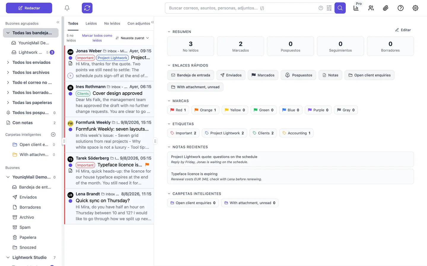 La ventana principal de YouniqMail: a la izquierda la barra lateral con los buzones agrupados, las carpetas inteligentes y las cuentas, en el centro la lista de mensajes, a la derecha el panel con el resumen, el acceso rápido, las marcas y las notas