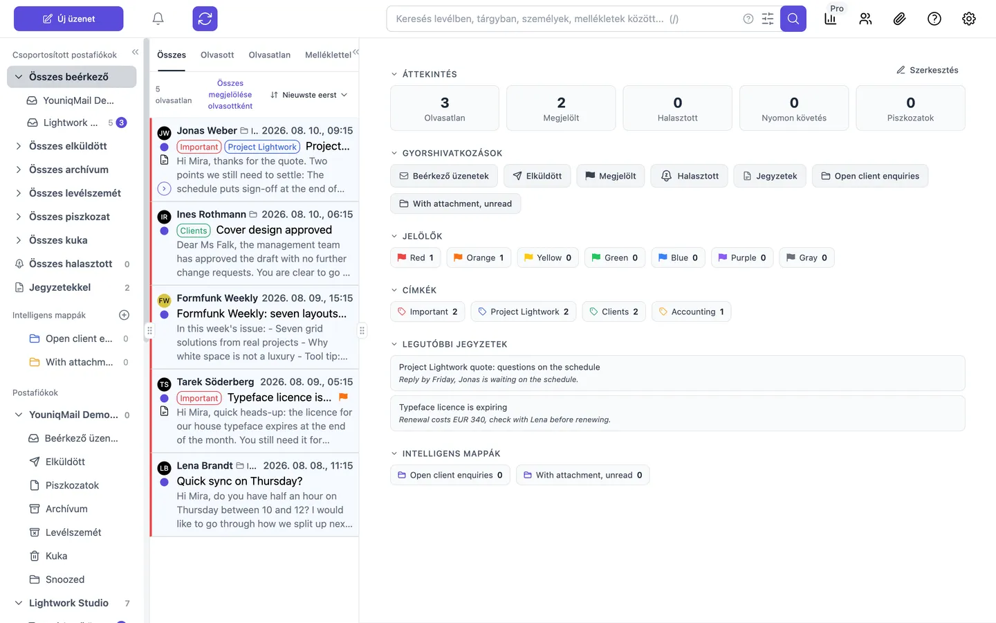 A YouniqMail főablaka: balra az oldalsáv csoportosított postafiókokkal, intelligens mappákkal és fiókokkal, középen a levéllista, jobbra az irányítópult áttekintéssel, gyorshivatkozásokkal, jelölőkkel és jegyzetekkel